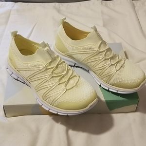 Sketchers Tennis Shoe